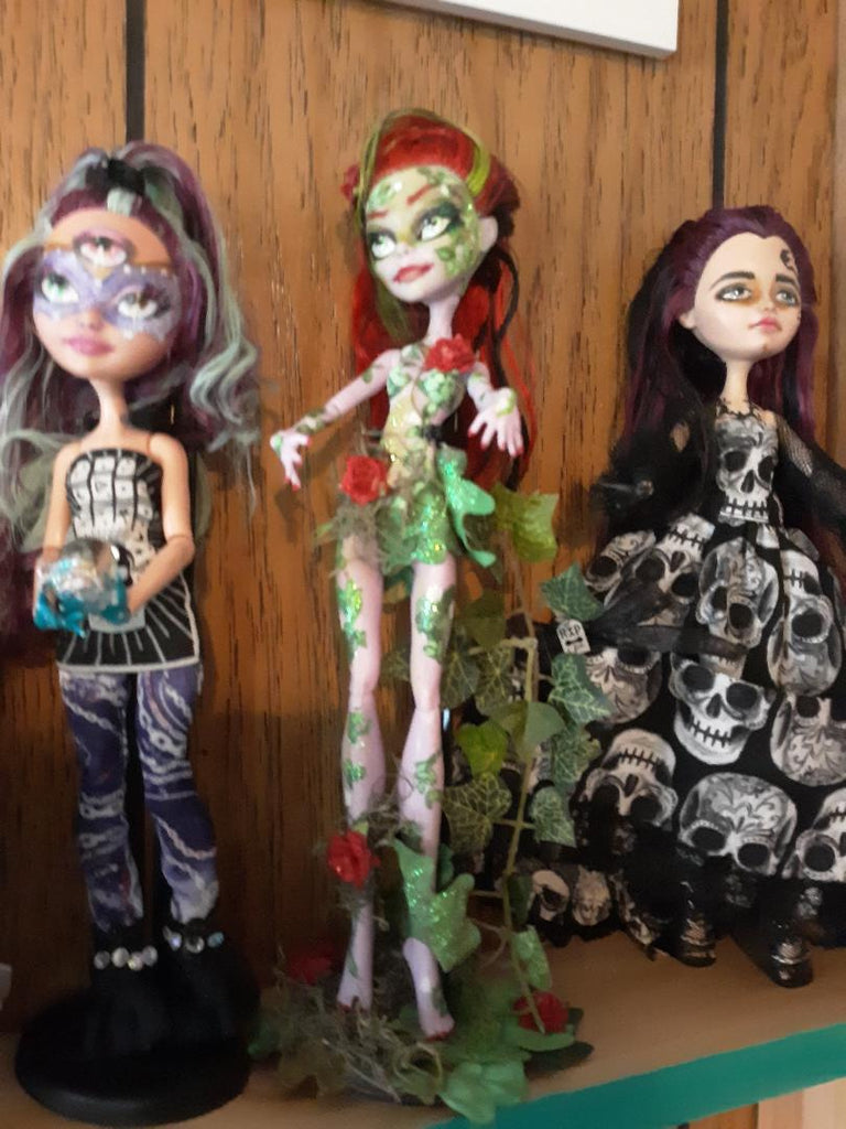 Poison Ivy OOAK Custom Monster High doll repaint Lowbrow art Inspired –  Leslie Mehl Art